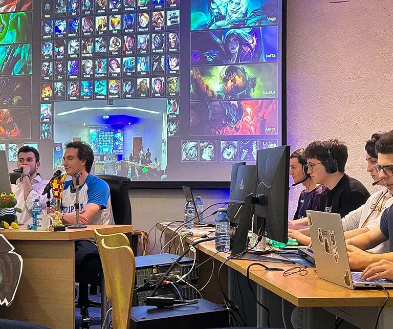 jugadores jugando las finales de e-sports