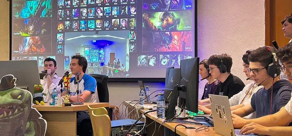jugadores jugando las finales de e-sports