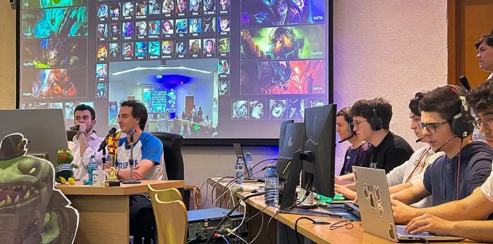 jugadores jugando las finales de e-sports