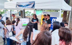 Carmen Lacave, Jesús Salido e Julio Alberto López al comodino con gli scienziati