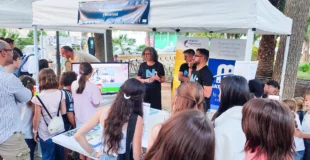 Carmen Lacave, Jesús Salido y Julio Alberto López en el stand de noche con científicas