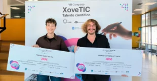 Diego Cordero recibiendo el premio