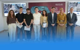 Schüler und Lehrer bei der Präsentation der APASA-Website