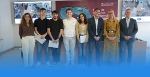 estudiantes y profesores durante la presentación de la web de APASA