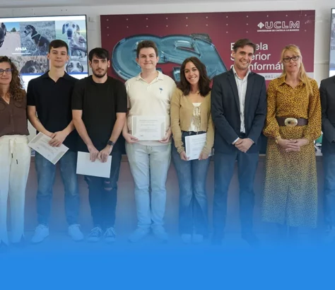 estudiantes y profesores durante la presentación de la web de APASA