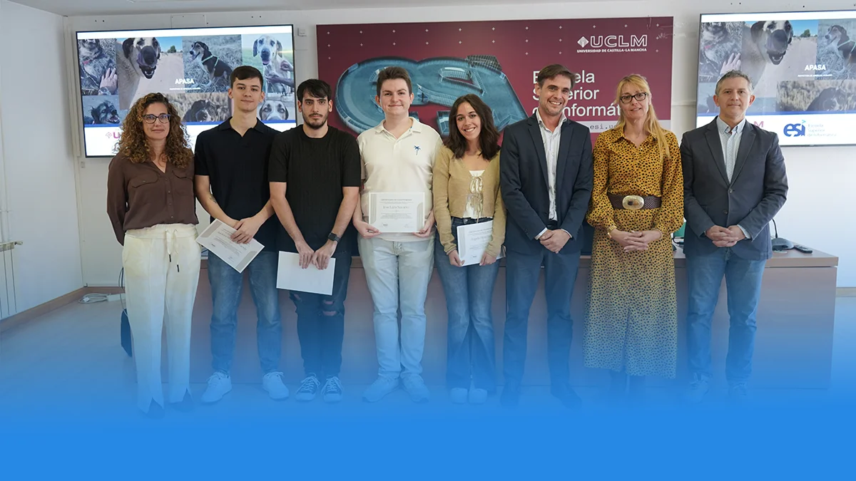 estudiantes y profesores durante la presentación de la web de APASA