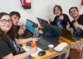 Estudiantes durante el hackathon2025
