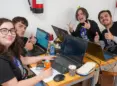 Estudiantes durante el hackathon2025