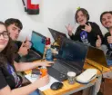 Estudiantes durante el hackathon2025