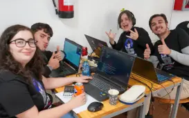 Studenti durante l'hackathon2025