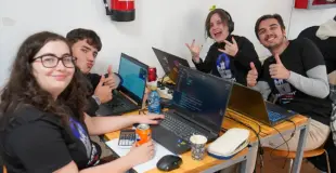 Estudiantes durante el hackathon2025