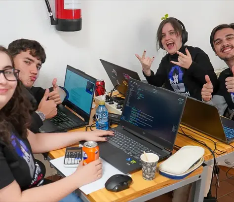 Estudiantes durante el hackathon2025