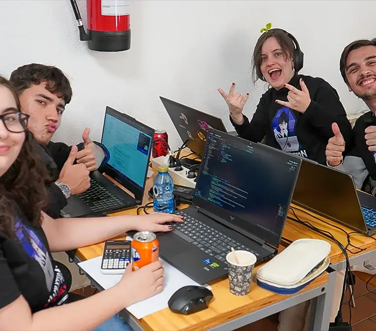 Estudiantes durante el hackathon2025
