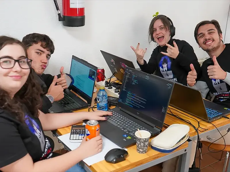 Estudiantes durante el hackathon2025