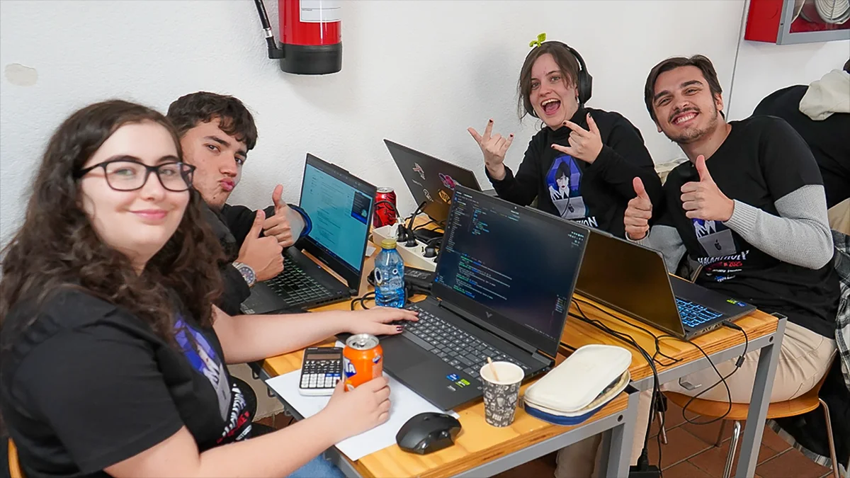 Estudiantes durante el hackathon2025