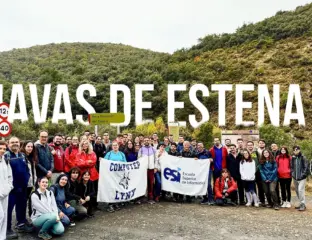 grupo de la esi haciendo senderismo
