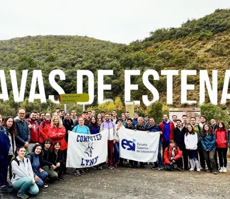 grupo de la esi haciendo senderismo