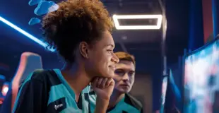 mujer ntt data mirando pantalla