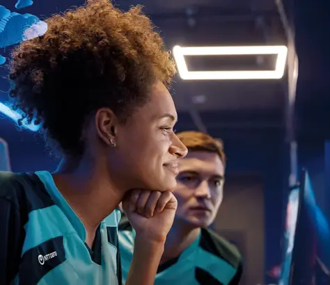 mujer ntt data mirando pantalla