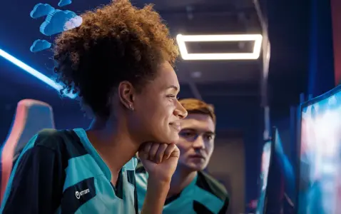 mujer ntt data mirando pantalla