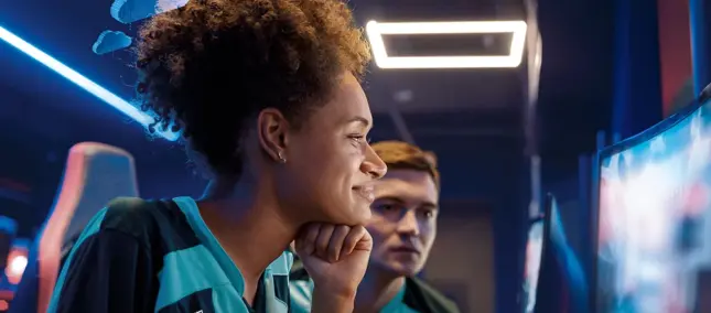 mujer ntt data mirando pantalla