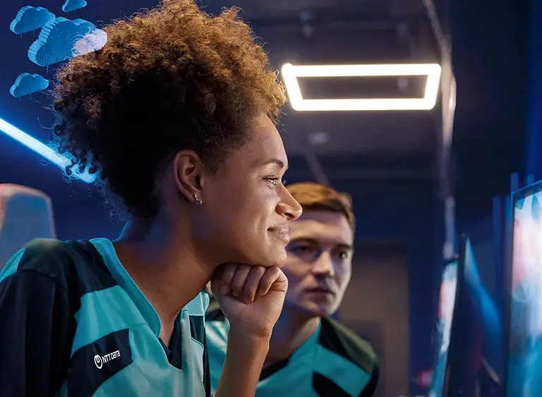 mujer ntt data mirando pantalla