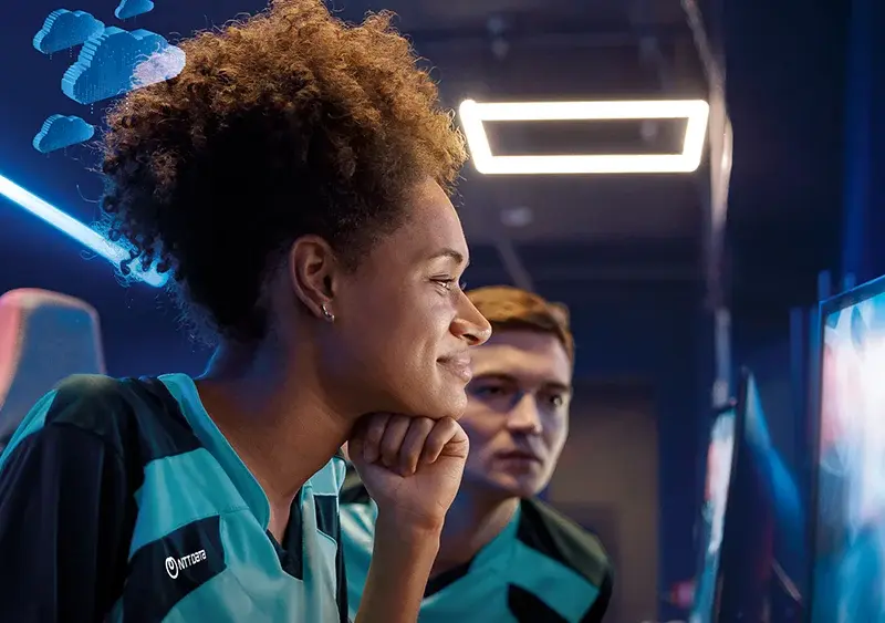 mujer ntt data mirando pantalla