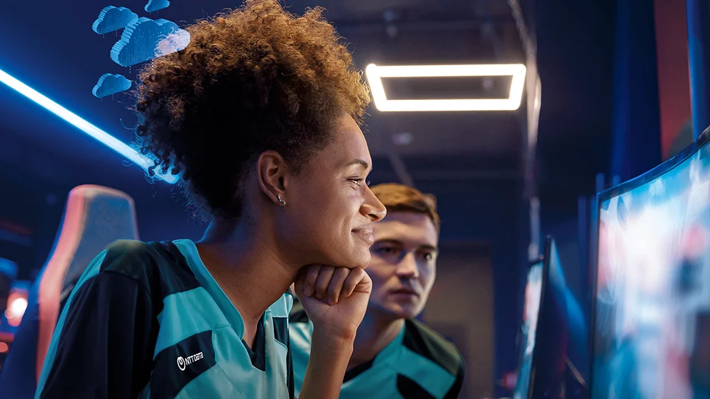 mujer ntt data mirando pantalla