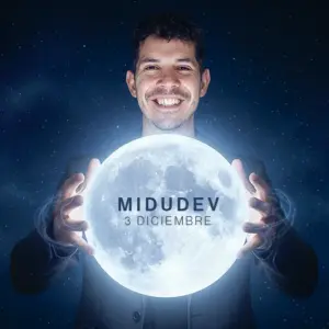 Midudev sujetando la luna