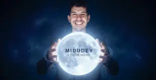 Midudev sujetando la luna