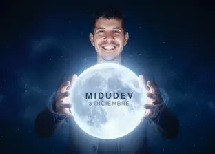 Midudev sujetando la luna