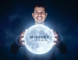 Midudev sujetando la luna