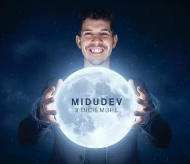 Midudev sujetando la luna