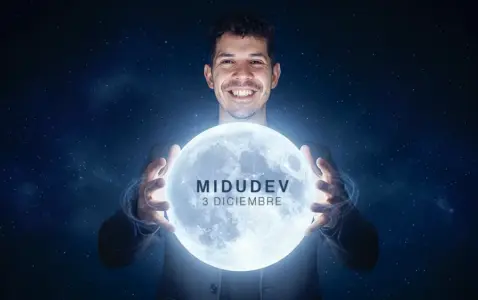 Midudev sujetando la luna