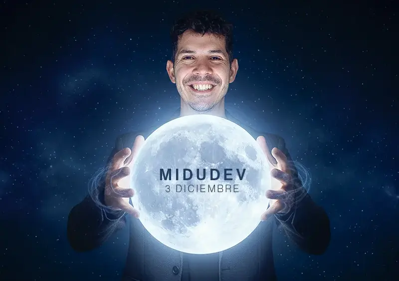 Midudev sujetando la luna