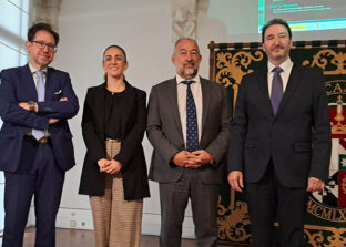 Autoridades durante el acto de inauguración