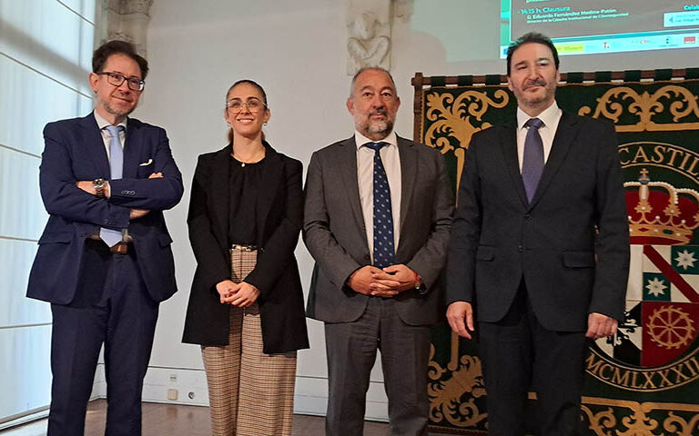 Autoridades durante el acto de inauguración