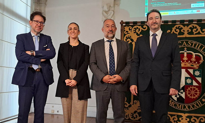 Autoridades durante el acto de inauguración