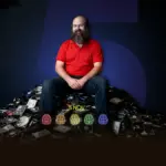 César García sobre montaña de discos duros