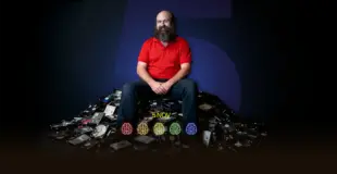 César García sobre montaña de discos duros