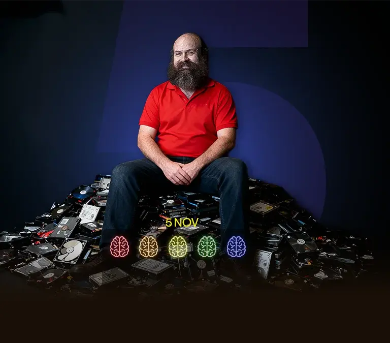 César García sobre montaña de discos duros