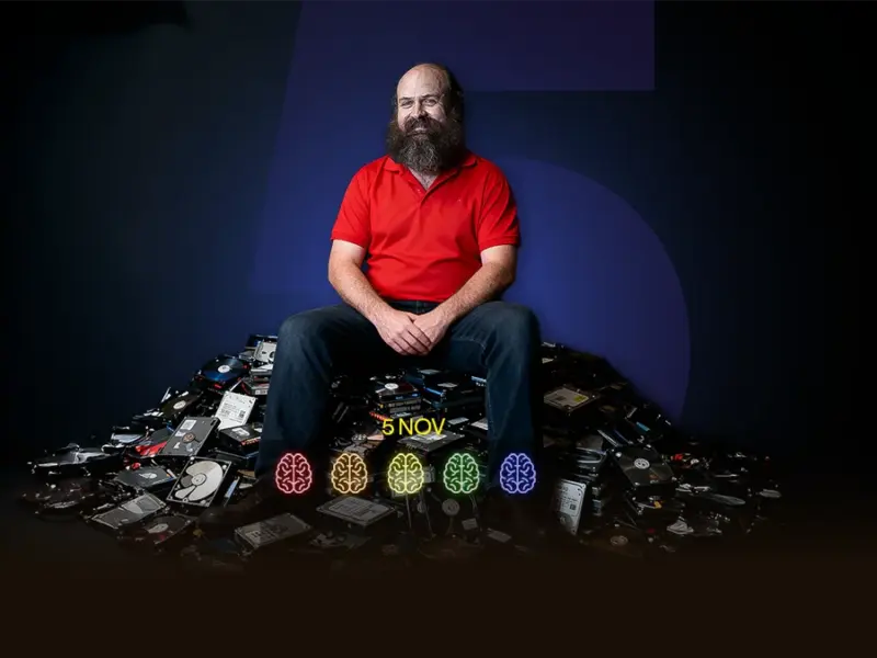 César García sobre montaña de discos duros