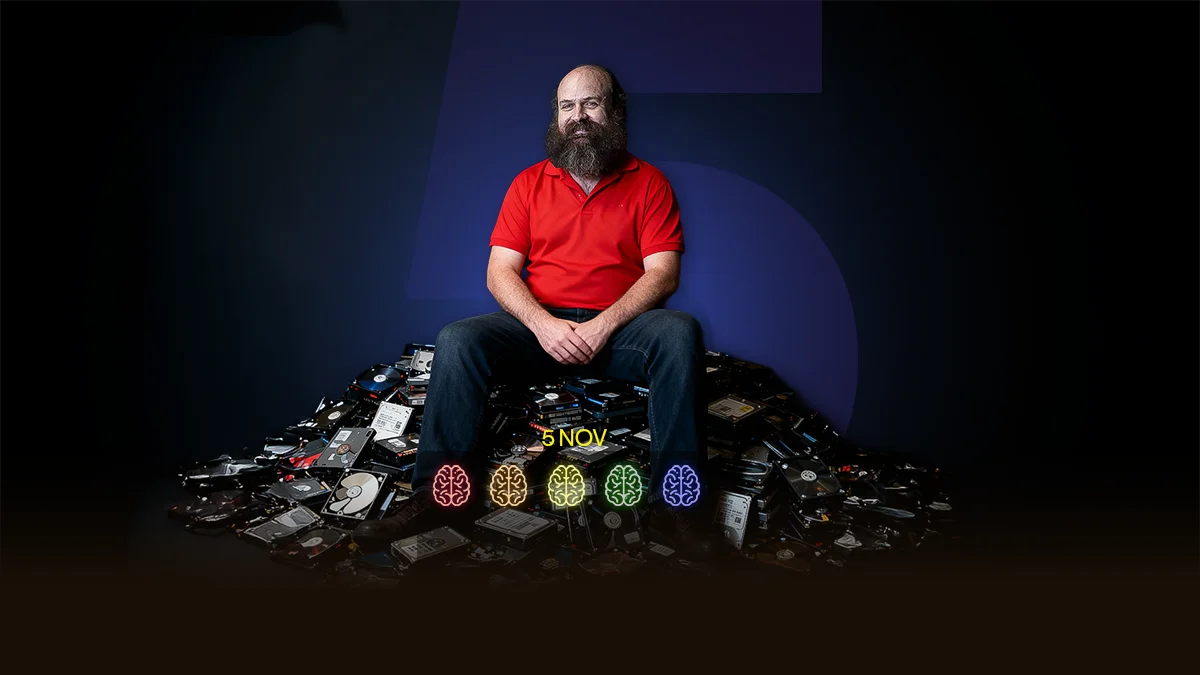 César García sobre montaña de discos duros