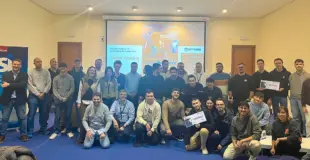 Estudiantes recogiendo premios en digital builders