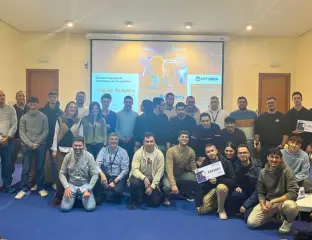 Estudiantes recogiendo premios en digital builders