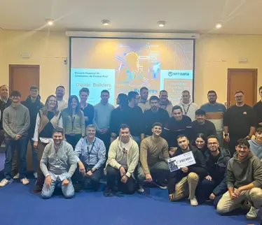 Estudiantes recogiendo premios en digital builders