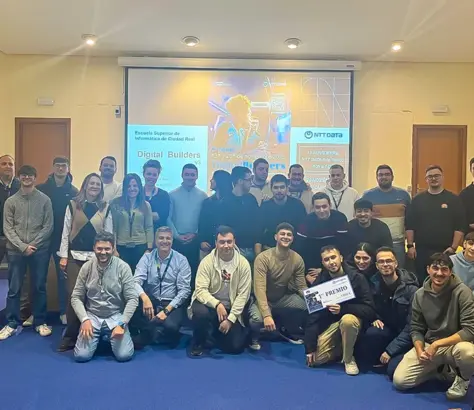 Estudiantes recogiendo premios en digital builders