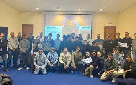 Estudiantes recogiendo premios en digital builders