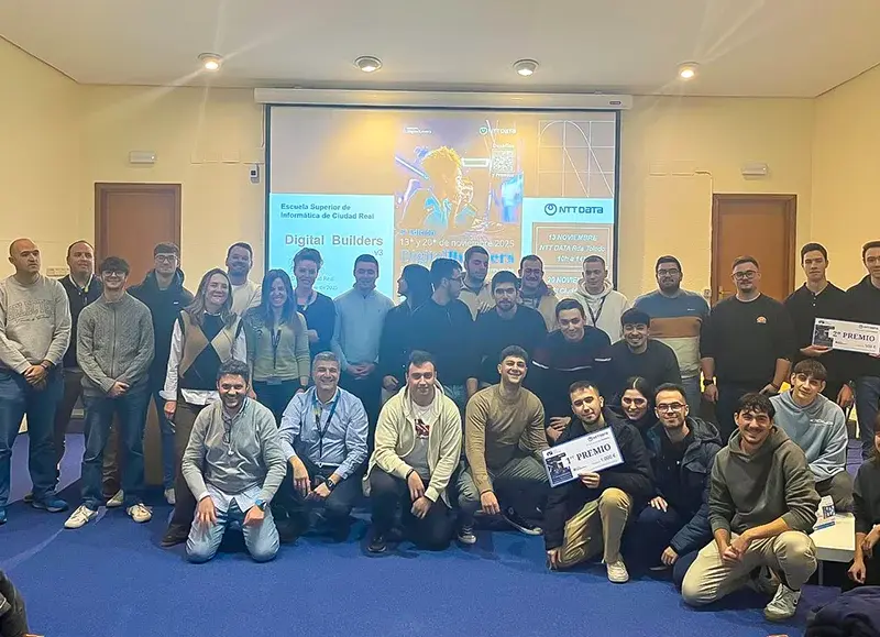 Estudiantes recogiendo premios en digital builders