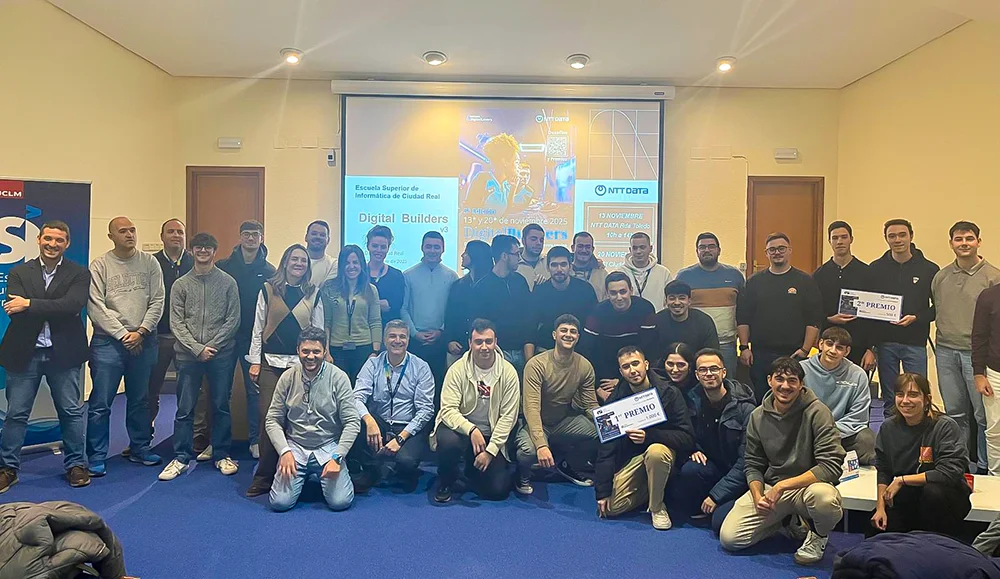 Estudiantes recogiendo premios en digital builders